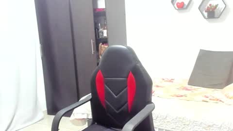 Sanddi  online show from December 2025 09:34:02 PM