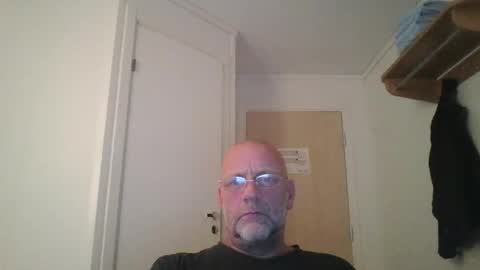 sandnesrune523 online show from December 2025 04:56:01 PM