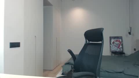 Snapshot of sandro_best chatting on May 2026 08:32:02 AM DeAlex online show from May 2026 08:32:02 AM