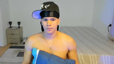 Snapshot of sant_wahlberg chatting on May 2026 11:01:04 PM Sant online show from May 2026 11:01:04 PM