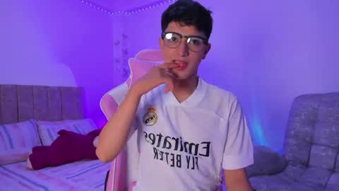 Snapshot of santi_ll chatting on April 2026 02:22:02 AM santi online show from April 2026 02:22:02 AM