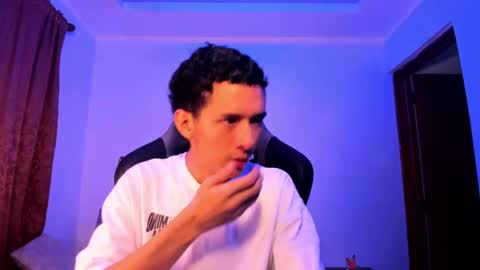 santi_twink19 online show from December 2024 04:53:01 AM