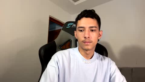 santi_twink19 online show from January 2025 03:44:01 PM