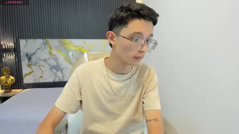 santiago_russo18 online show from September 2025 01:10:01 PM