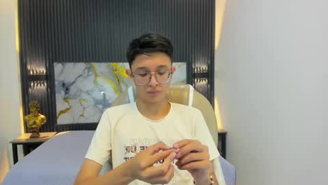 santiago_russo18 online show from September 2025 01:34:02 PM