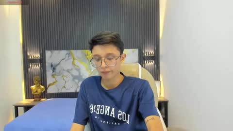 santiago_russo18 online show from September 2025 12:10:01 PM