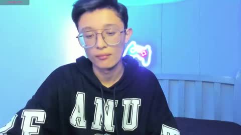 santiago_russo18 online show from October 2025 01:45:01 AM