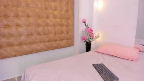 sara_sm1th_ online show from April 2026 12:29:02 PM