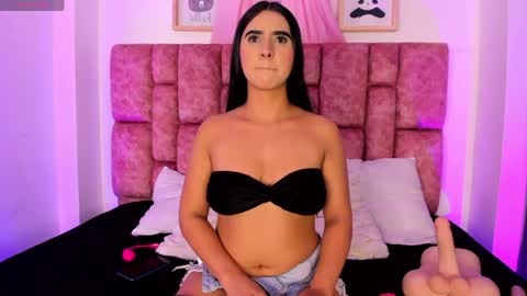 Snapshot of sarabellini1 chatting on April 2026 07:43:01 PM Sara online show from April 2026 07:43:01 PM