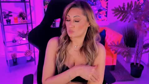 Divine Sarah NONUDE model online show from February 2025 02:54:02 PM