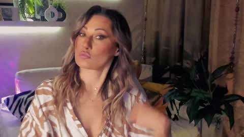 Snapshot of sarahholly chatting on May 2026 05:40:02 PM Divine Sarah NONUDE model online show from May 2026 05:40:02 PM