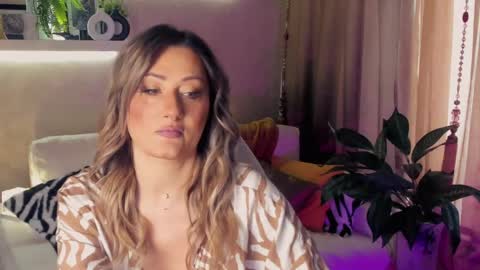 Snapshot of sarahholly chatting on May 2026 05:45:02 AM Divine Sarah NONUDE model online show from May 2026 05:45:02 AM