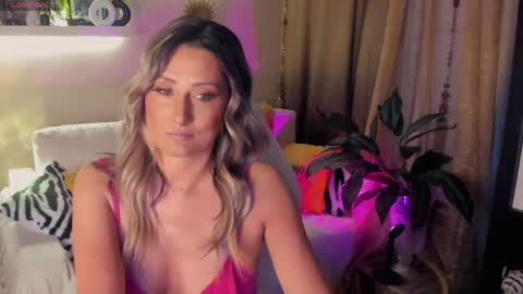 Snapshot of sarahholly chatting on May 2026 04:36:01 PM Divine Sarah NONUDE model online show from May 2026 04:36:01 PM