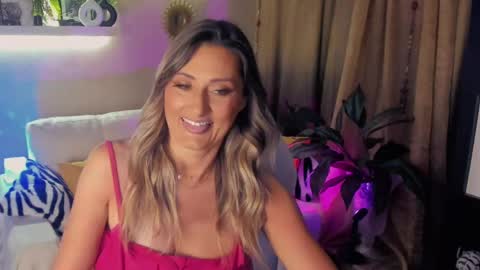 Snapshot of sarahholly chatting on May 2026 06:36:02 PM Divine Sarah NONUDE model online show from May 2026 06:36:02 PM