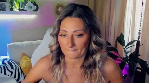 Snapshot of sarahholly chatting on May 2026 09:16:01 AM Divine Sarah NONUDE model online show from May 2026 09:16:01 AM