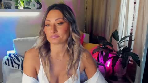 Snapshot of sarahholly chatting on June 2026 07:58:02 AM Divine Sarah NONUDE model online show from June 2026 07:58:02 AM