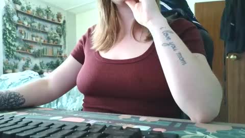 Snapshot of sarahpmummy chatting on June 2026 08:14:02 PM Sarah online show from June 2026 08:14:02 PM