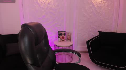 Sarah Rhodes online show from December 2025 11:52:01 AM