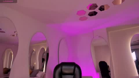 Sarah Rhodes online show from January 2026 11:47:01 AM