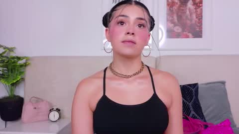 Sara online show from November 2025 09:21:02 PM