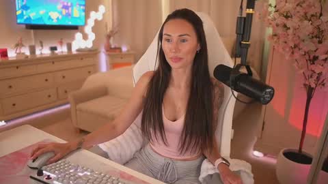 sashawest_official online show from April 2026 04:02:02 PM