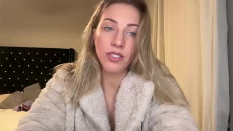 Snapshot of sassysophie333 chatting on February 2025 06:02:02 AM MazyMay333 online show from February 2025 06:02:02 AM