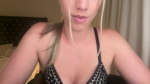 Snapshot of sassysophie333 chatting on September 2025 04:14:01 AM MazyMay333 online show from September 2025 04:14:01 AM