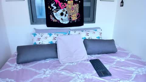 Snapshot of saucy_zaren chatting on April 2026 08:03:02 PM Zaren online show from April 2026 08:03:02 PM