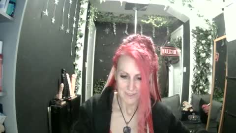 Snapshot of saucysky chatting on May 2026 11:00:02 PM SaucySky online show from May 2026 11:00:02 PM