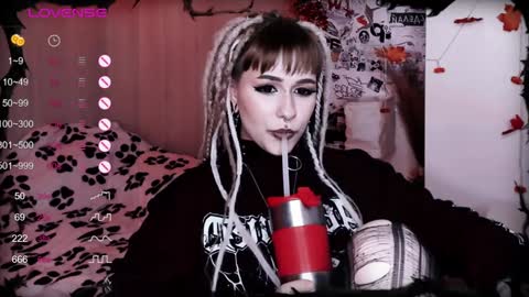 pronoun she. name Mary. age 21. online show from January 2025 09:25:01 PM