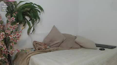 scarlet_100 online show from April 2026 01:03:01 AM