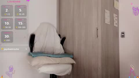 Scarlett Thumb up please help me 100 its important online show from January 2025 11:55:02 PM