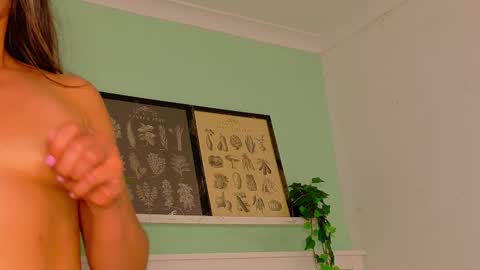 Scarlett Noah  online show from November 2025 07:40:02 PM