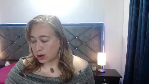 Snapshot of sccarlet_rose22 chatting on November 2025 01:22:02 AM Sccarlet online show from November 2025 01:22:02 AM