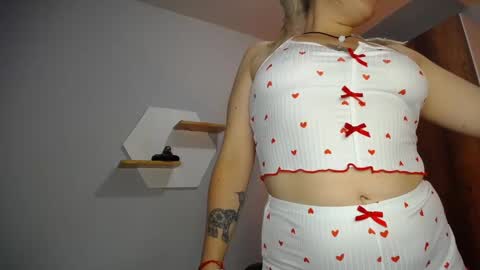 Yeyis  online show from January 2025 04:23:02 AM