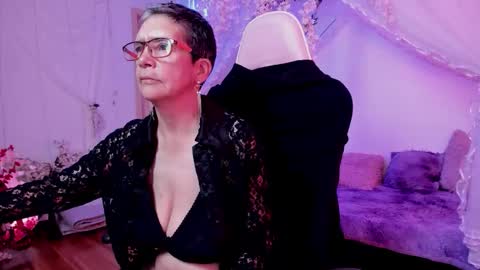 Selena online show from November 2025 07:58:01 PM