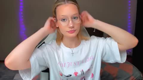 Snapshot of selfharm777 chatting on September 2025 09:36:01 PM Simon and Alice online show from September 2025 09:36:01 PM