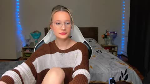 Snapshot of selfharm777 chatting on October 2025 08:26:01 PM Simon and Alice online show from October 2025 08:26:01 PM