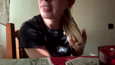 Sennya online show from October 2025 12:13:02 PM