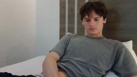 Cam online show from December 2025 12:29:01 AM