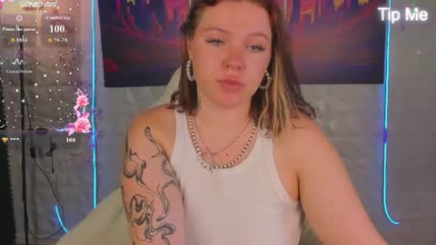 Snapshot of seraphinaa_darkwater chatting on July 2026 04:19:01 AM Lisa and Mona online show from July 2026 04:19:01 AM