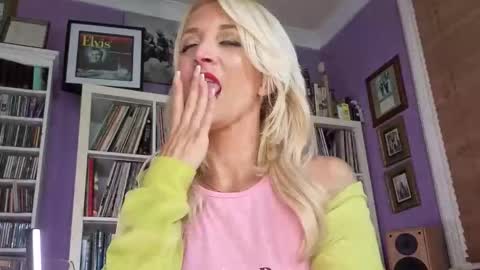 Snapshot of serenexxmilf chatting on June 2026 08:43:01 PM serenexx your MILF online show from June 2026 08:43:01 PM