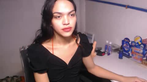 Snapshot of servicedoll18 chatting on November 2025 07:27:01 PM Bella online show from November 2025 07:27:01 PM