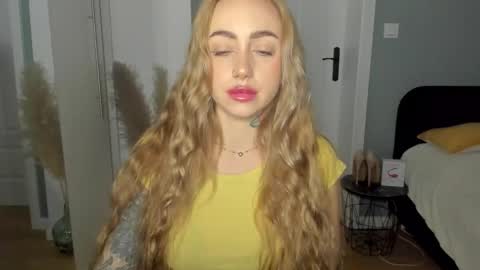 Snapshot of sexy_coralie chatting on April 2026 06:42:02 AM C o r a l i e online show from April 2026 06:42:02 AM