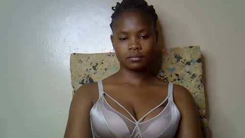 Snapshot of sexy_molyne chatting on April 2026 12:05:02 AM Molyne online show from April 2026 12:05:02 AM