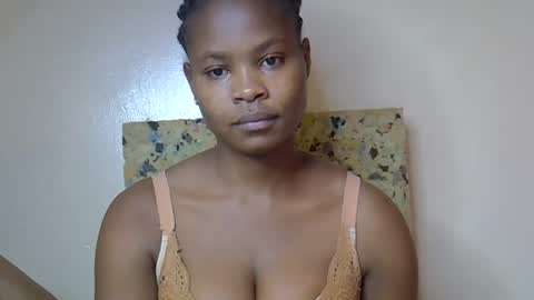 Snapshot of sexy_molyne chatting on May 2026 01:37:02 PM Molyne online show from May 2026 01:37:02 PM