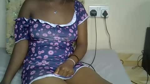 Snapshot of sexy_molyne chatting on May 2026 02:02:01 PM Molyne online show from May 2026 02:02:01 PM