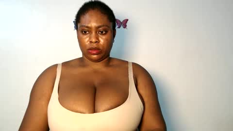 Luna online show from December 2025 10:39:02 PM