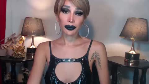 Snapshot of sexylusty2258 chatting on December 2025 04:10:01 AM Queen Sofia online show from December 2025 04:10:01 AM