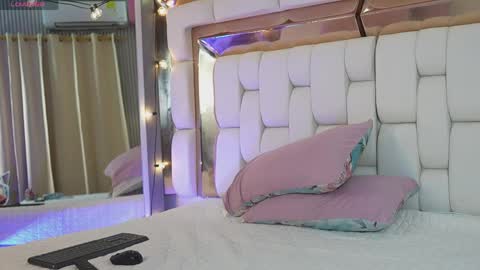 Snapshot of sexysister_ chatting on April 2026 12:30:01 PM Kendall online show from April 2026 12:30:01 PM